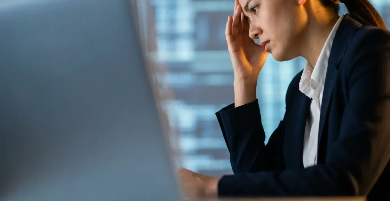 Geschäftsperson verlässt frustriert einen digitalen Raum innerhalb von Sekunden